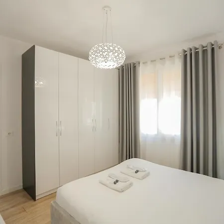 Apartment Miku Apartment-spectacular 1bd At Komuna E Parisit *
