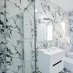 Miku Apartment-spectacular 1bd At Komuna E Parisit Lejlighed